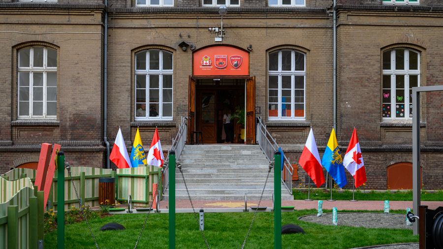 Katowice_1 Wejście do budynku KatBeta z polskimi i kanadyjskimi flagami.