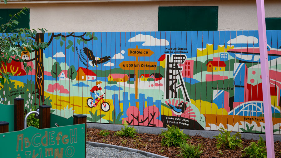 Katowice_3 Kolorowy mural na płocie: Katowice, orzeł, rower, wieża szybu.
